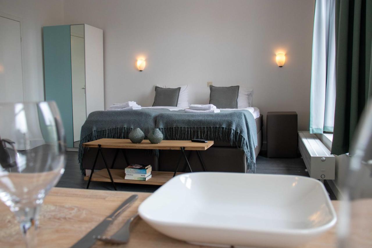 The Town Hotel Studios Appartments Zuidzande Esterno foto